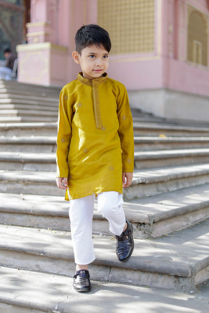  Boys’ Yellow Embroidered Kurta Pajama – Stylish Kids’ Ethnic Wear for Haldi & Family Functions