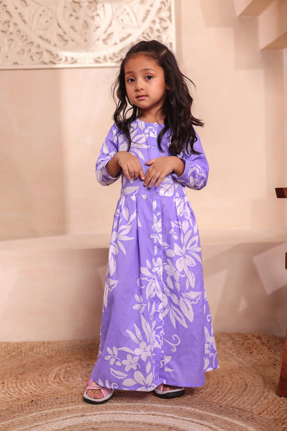 Girl in lavender floral matching dress for mother daughter twinning outfit